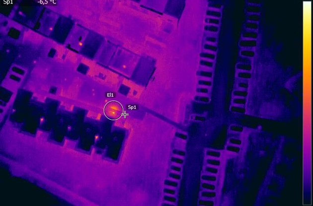 Termografisk billede som viser høj overfladetemperatur et punkt på jorden